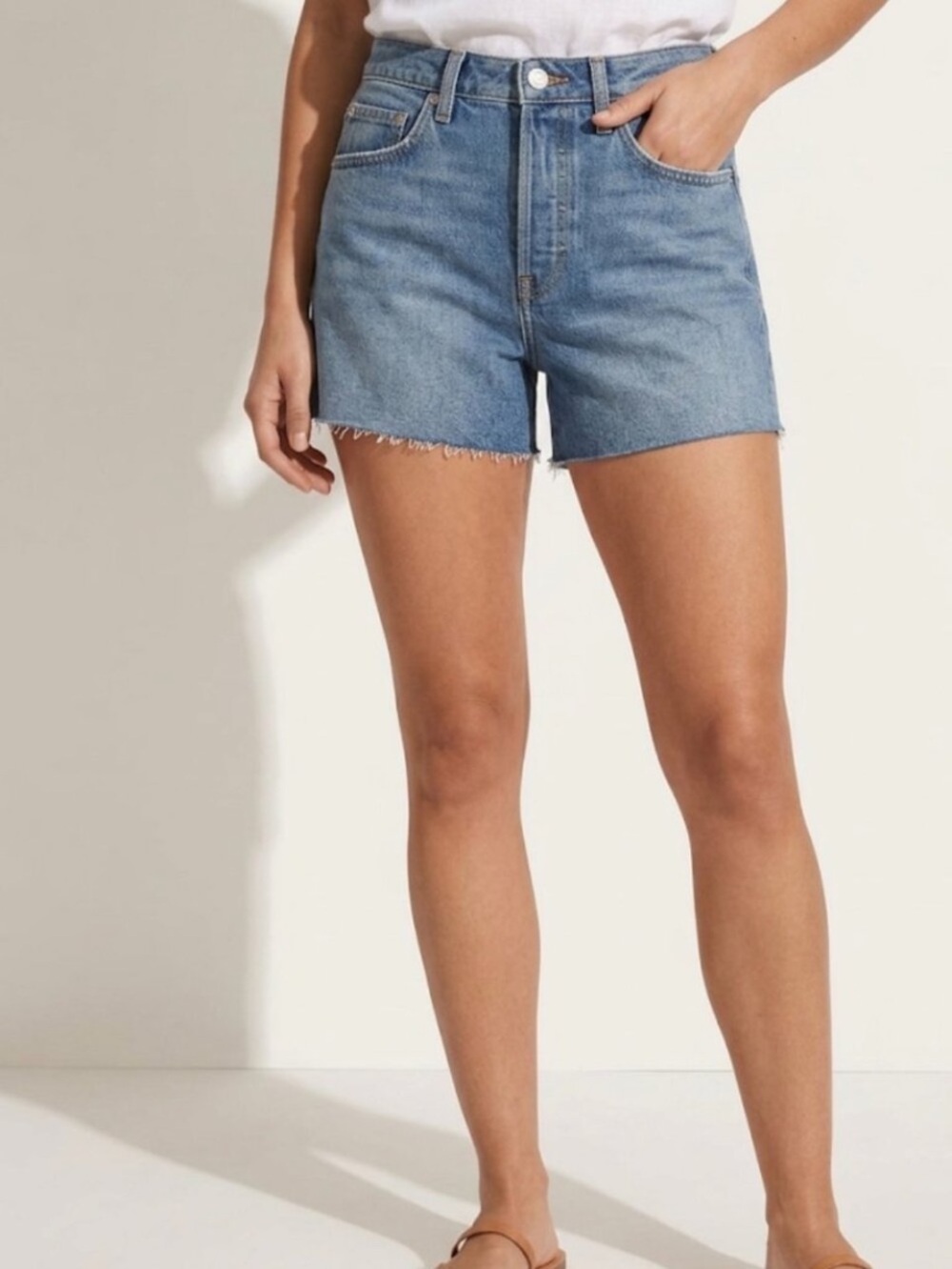 NWT Antonio Melani Bayleigh Light Wash Button Fly Cut Off Jean Shorts Size 14